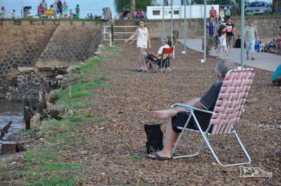 Passeio público movimentado, às margens do rio Uruguai, em Colón, na Argentina
